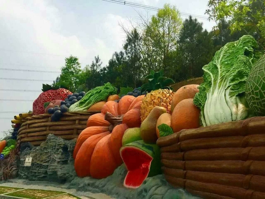Милая скульптура фигурной стрижки кустов фруктов и овощей, скульптура открытого сада красочная
